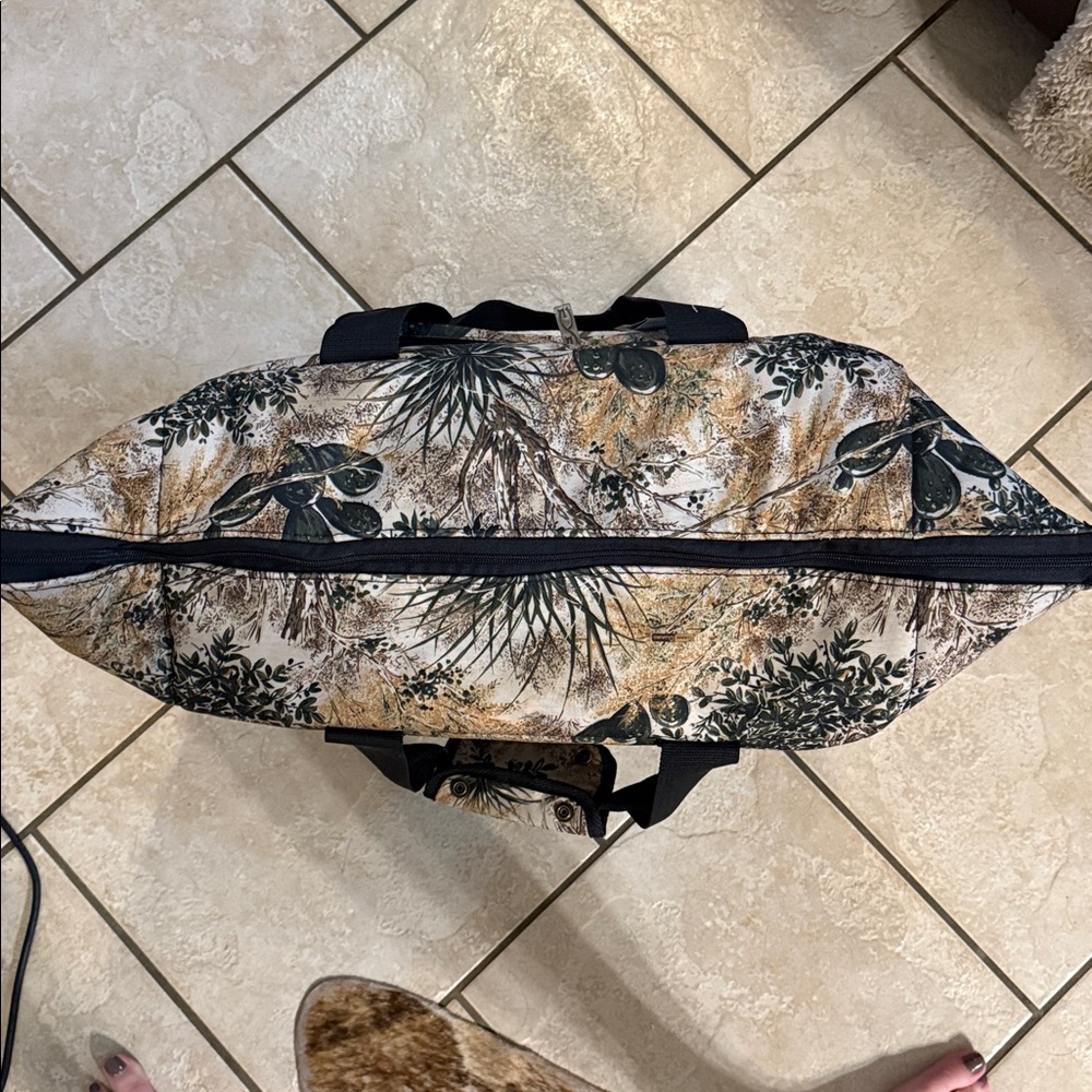 NWT Game Gaurs Camouflage Cooler Bag with Black Straps - Picture 2 of 8